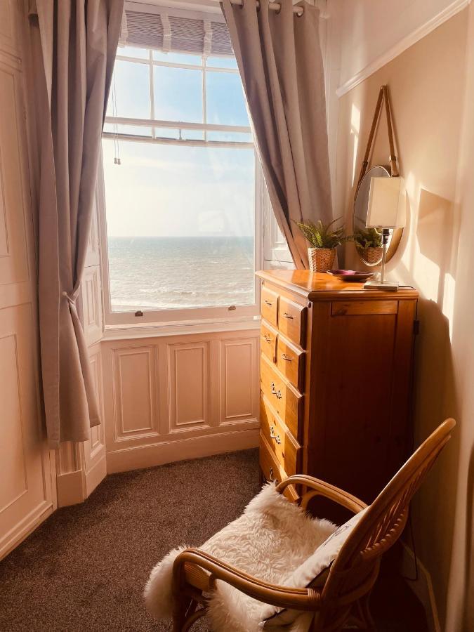 Stunning Seafront Apartment *